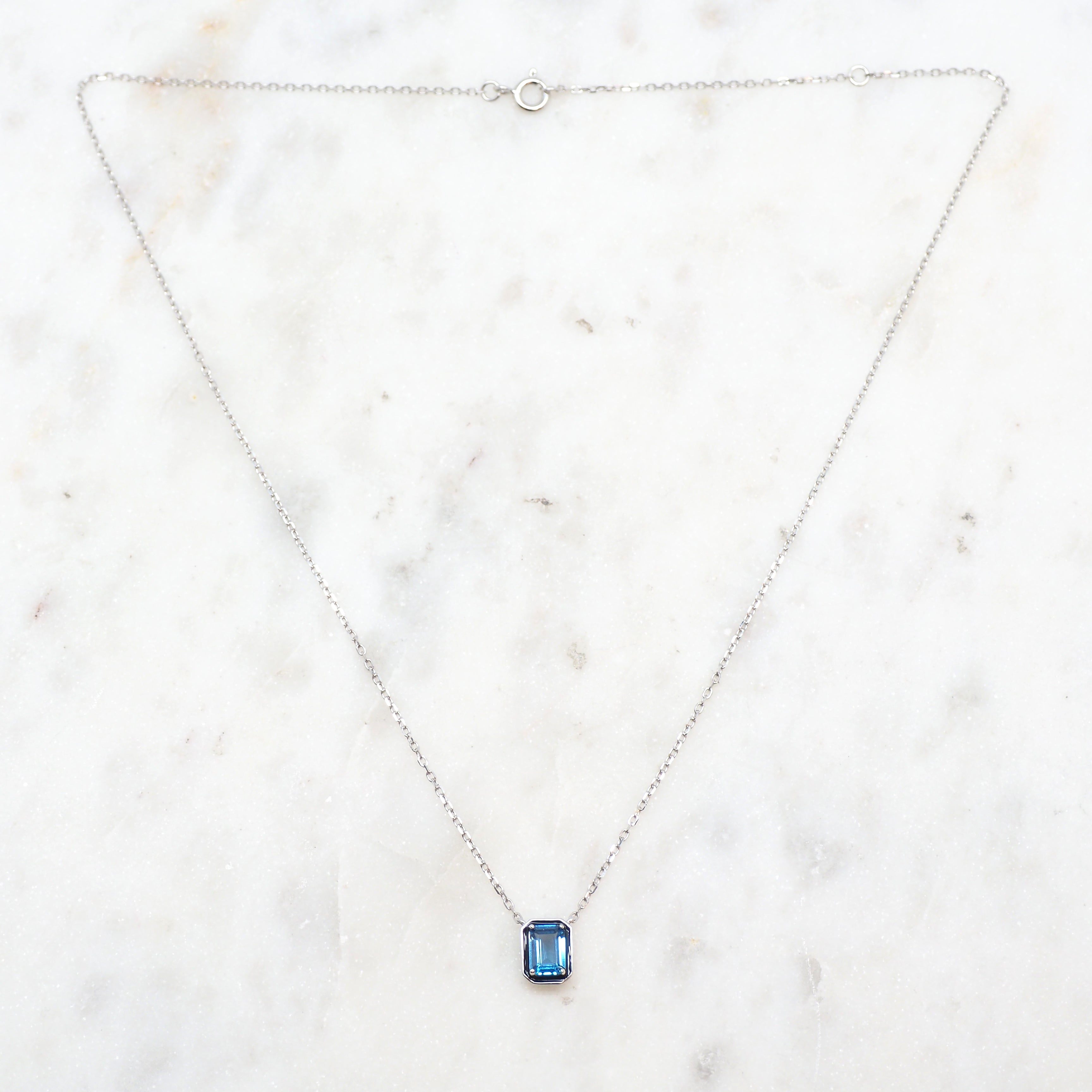 Hôtel Bleu - Collier
