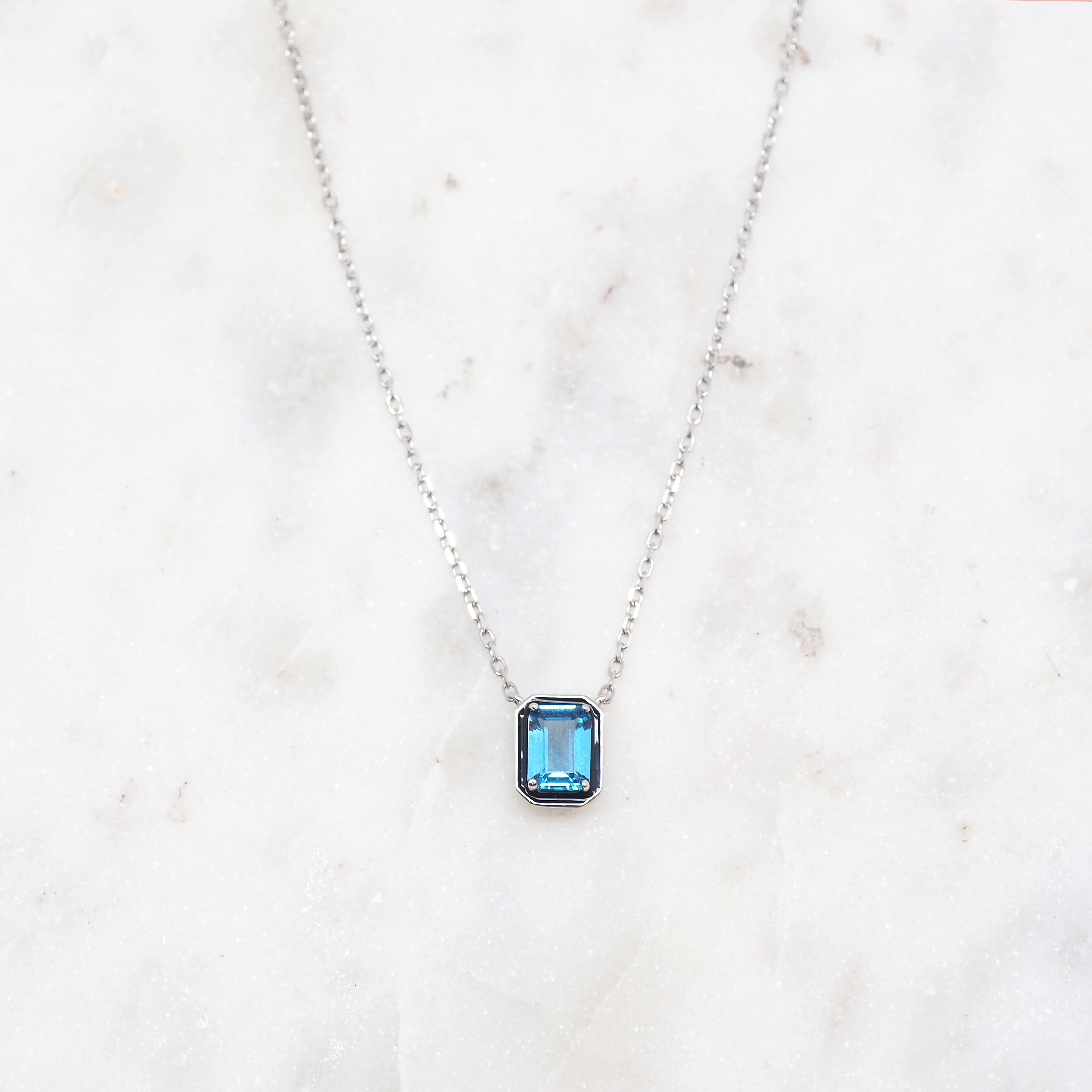 Hôtel Bleu - Collier